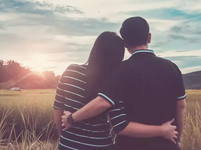 Couple on a Kerala honeymoon tour package
